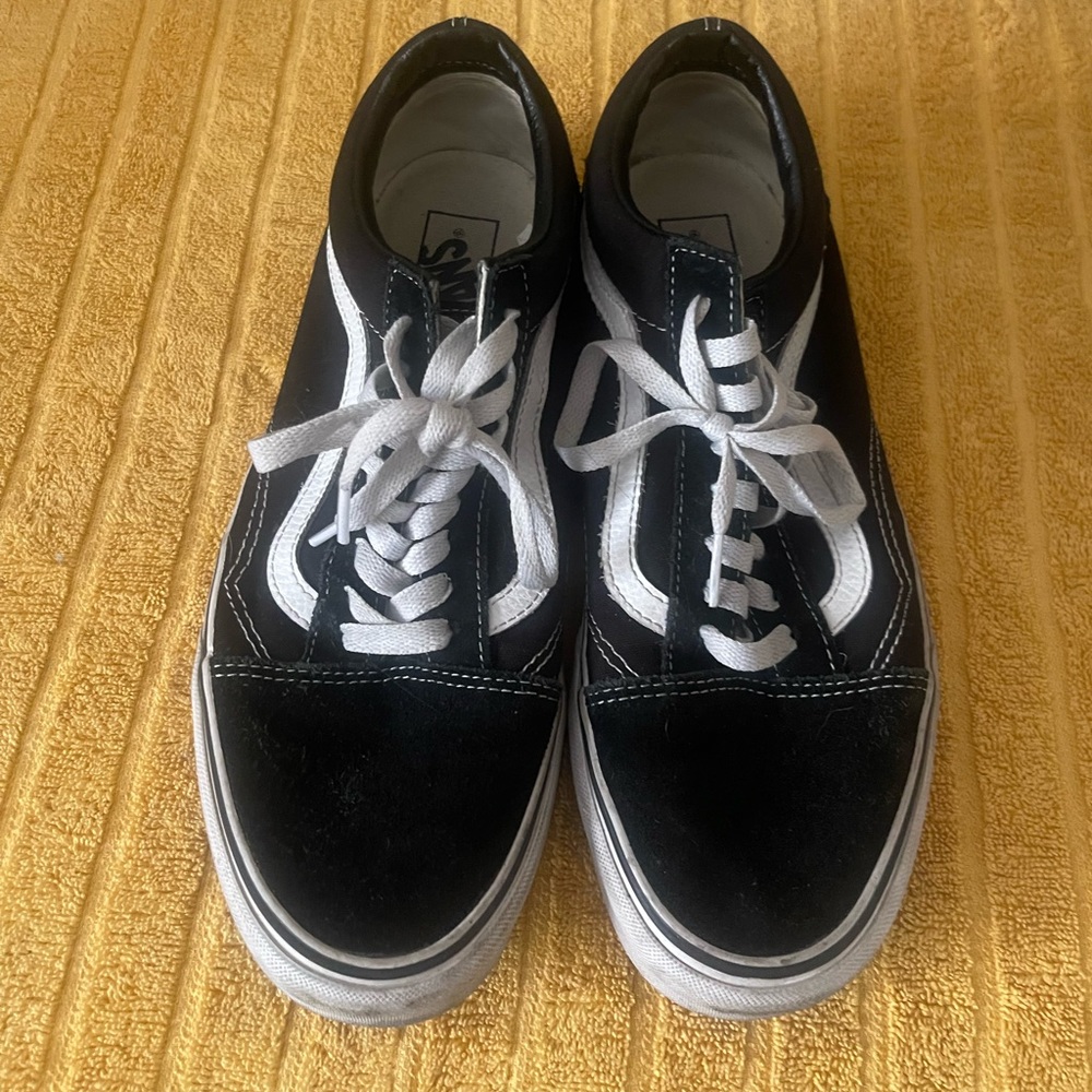 Vans Black & White Lace Up Sneakers Men's Size 10 or Women’s Size 11.5